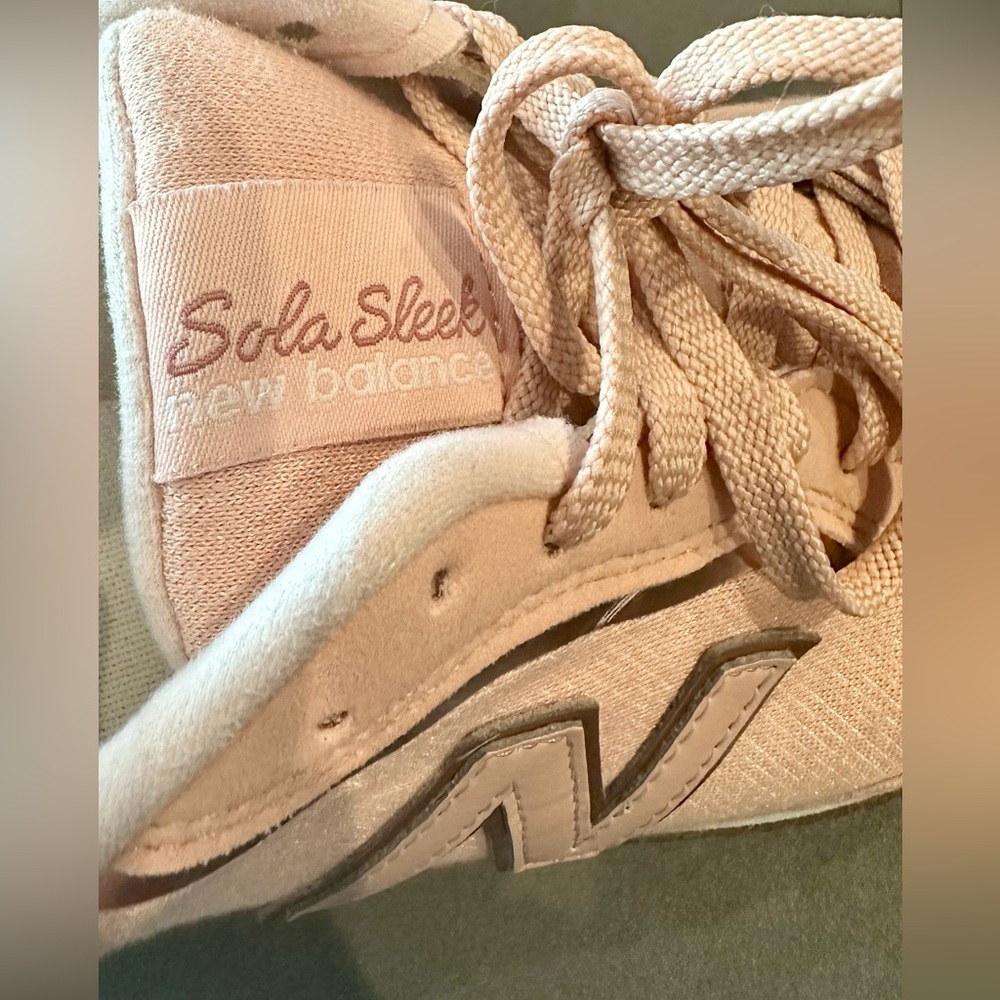 Women’s light pink New Balance Sneaks (8.5) - Picture 6 of 7